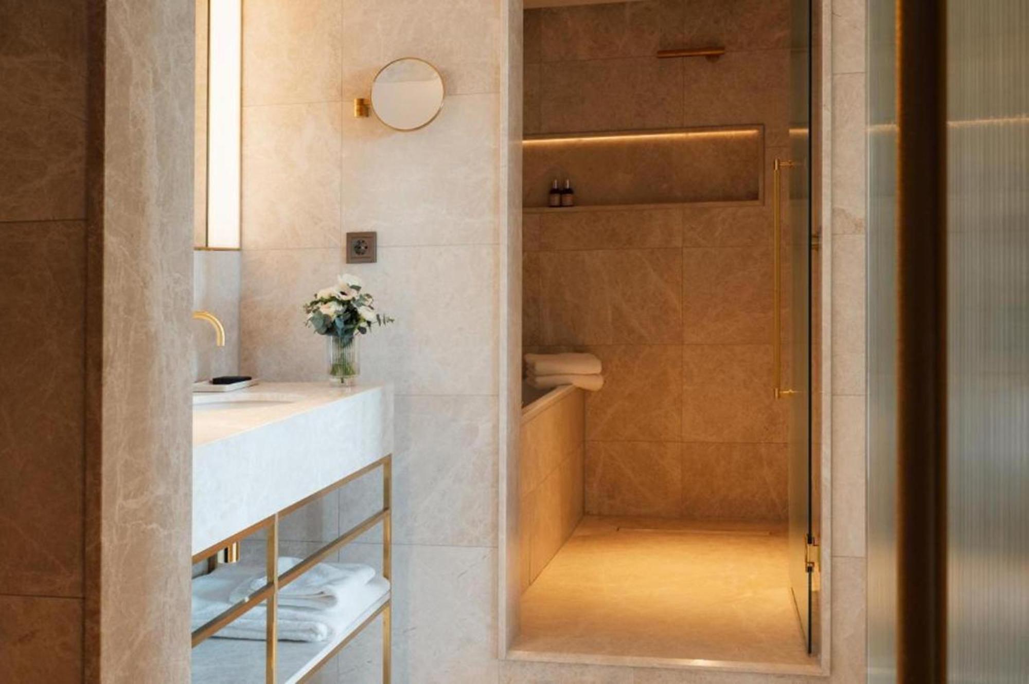 Almanac Palais Vienna Hotel Luaran gambar A shower cubicle