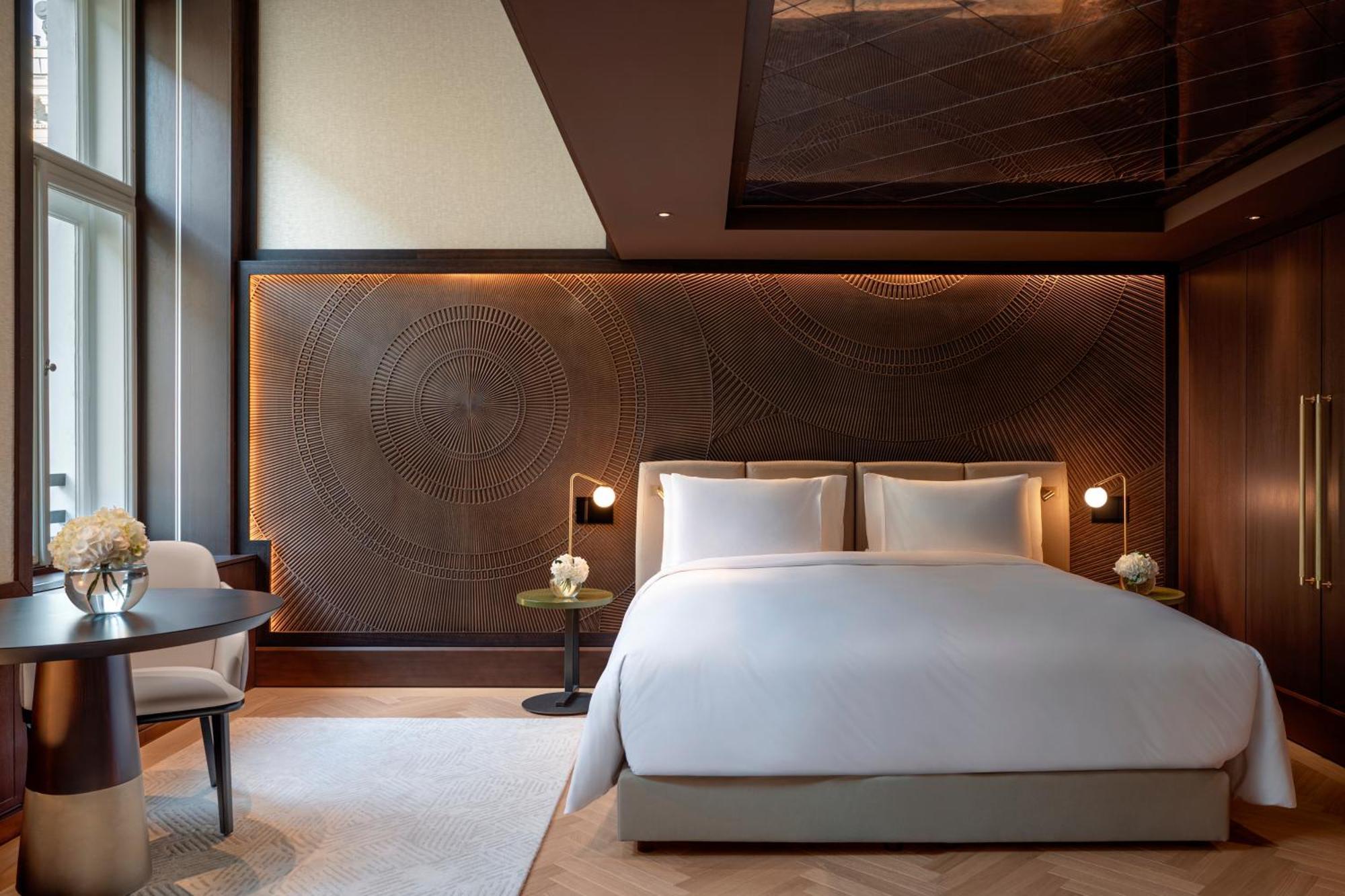 Almanac Palais Vienna Hotel Luaran gambar A bedroom at The London Edition
