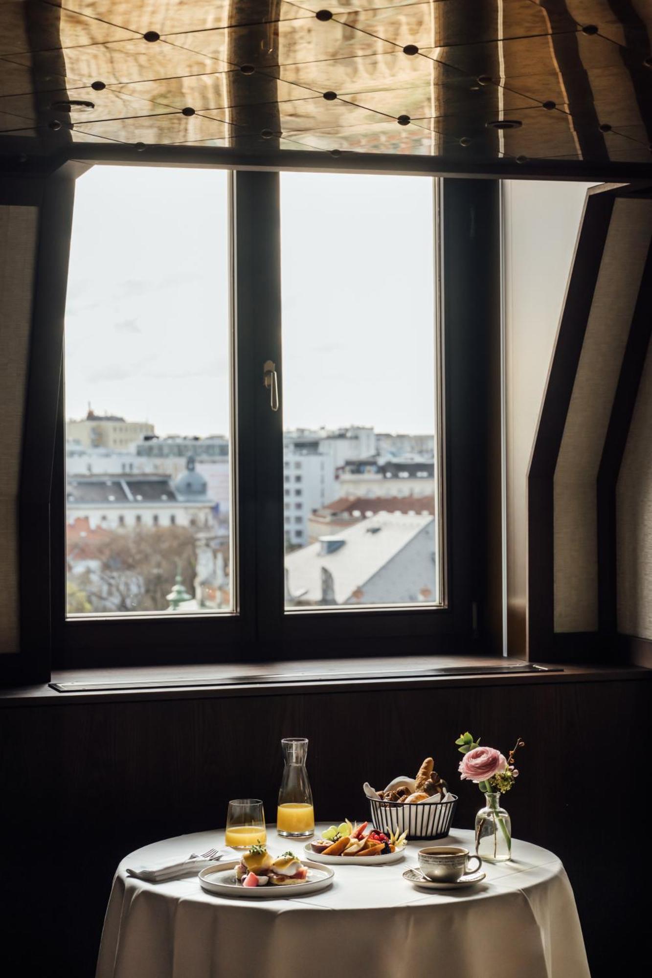 Almanac Palais Vienna Hotel Luaran gambar A window