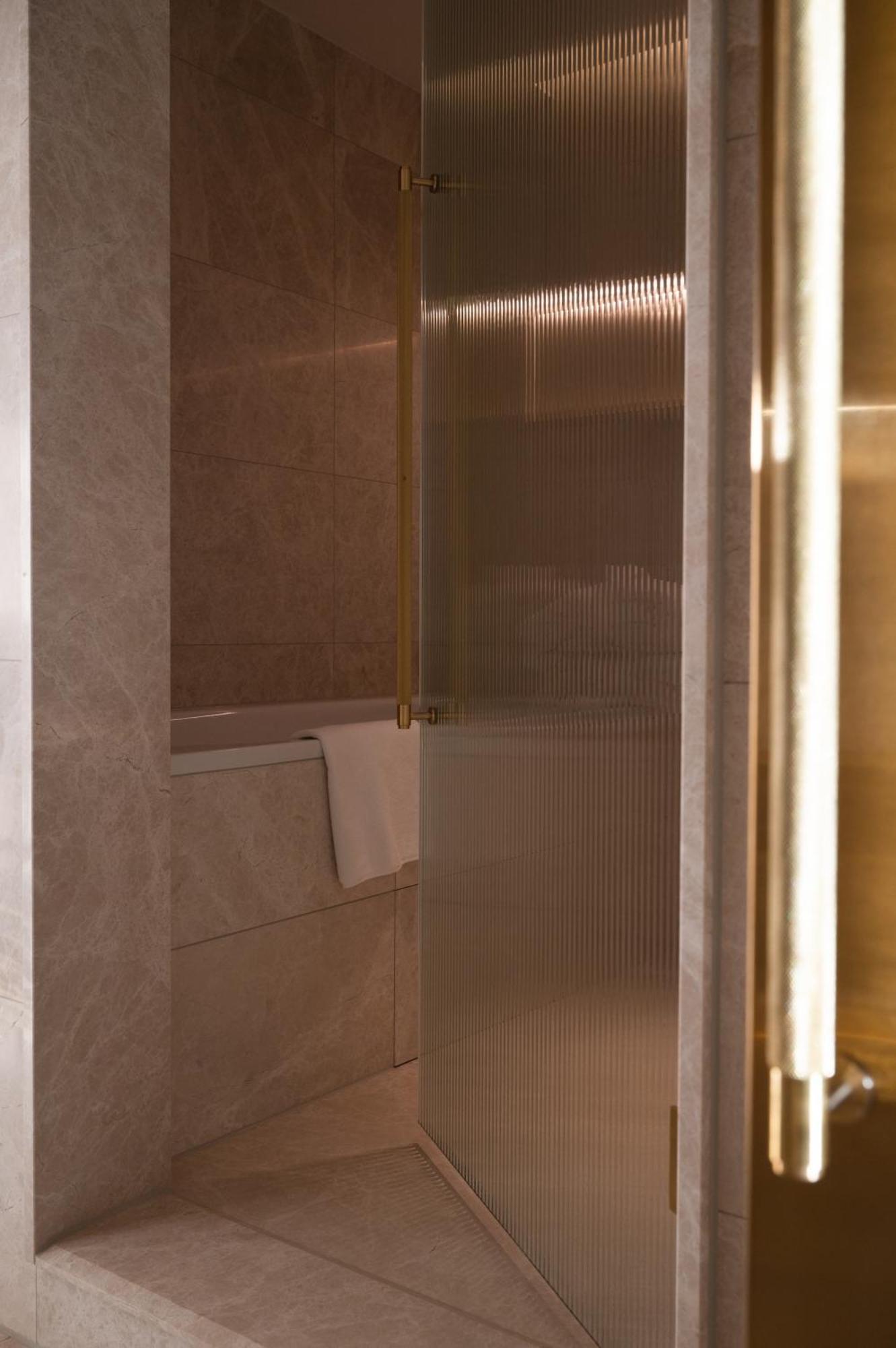 Almanac Palais Vienna Hotel Bilik gambar A shower door