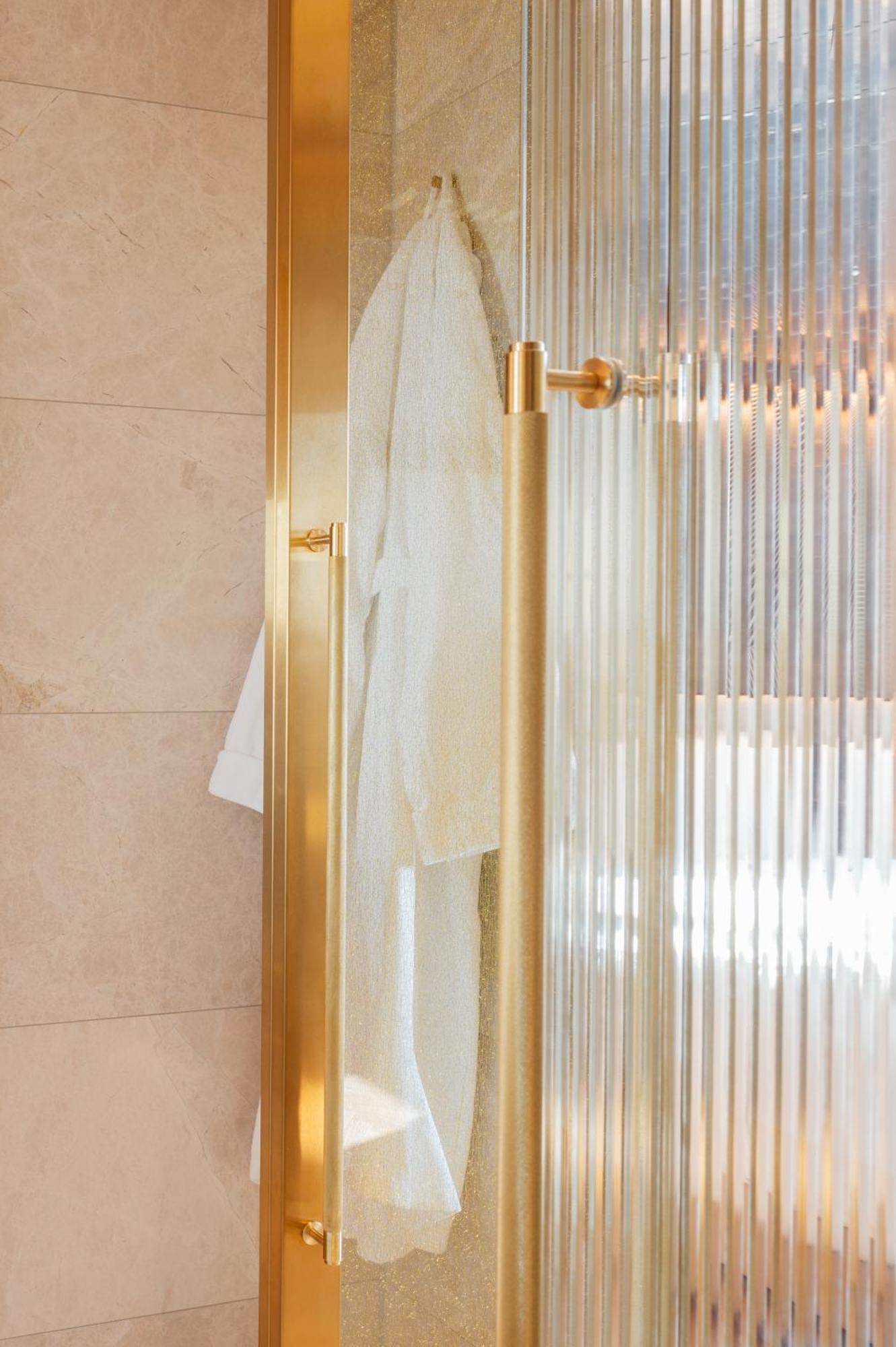 Almanac Palais Vienna Hotel Bilik gambar A shower door